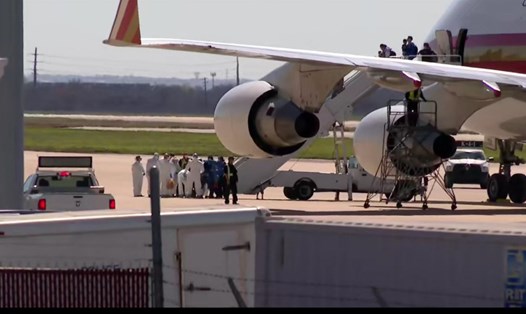 Một máy bay sơ tán công dân Mỹ từ Vũ Hán, Trung Quốc hạ cánh ở căn cứ không quân Lackland gần San Antonio. Ảnh: nbcdfw.com.