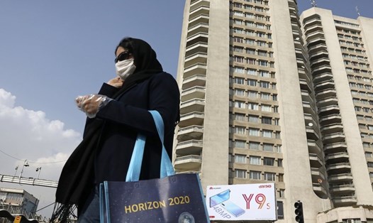 Người đi bộ đeo khẩu trang trên đường phố ở phía Bắc Tehran, Iran. Ảnh: AP.