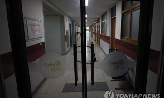 Cánh cửa trường học Semyung ở phía nam Seoul, Hàn Quốc bị đóng cửa tạm thời do COVID-19. Ảnh: Yonhap