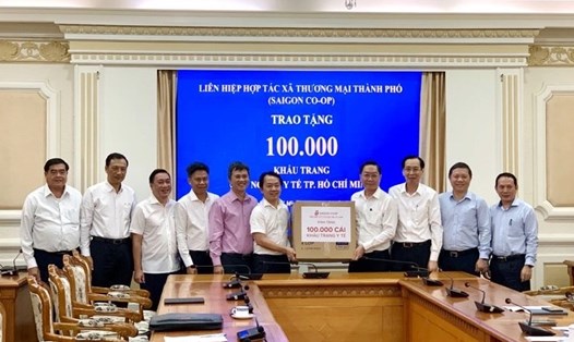 Liên hiệp Hợp tác xã Thương mại TPHCM (Saigon Co.op) đã trao tặng 100 nghìn khẩu trang y tế đạt chuẩn cho ngành y tế