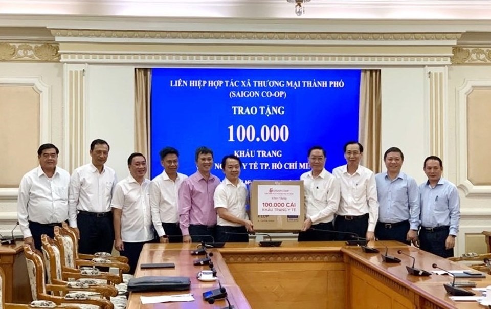 Liên hiệp Hợp tác xã Thương mại TPHCM (Saigon Co.op) đã trao tặng 100 nghìn khẩu trang y tế đạt chuẩn cho ngành y tế