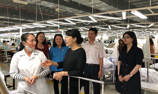 Bà Trịnh Thanh Hằng (thứ hai, trái qua) thăm hỏi nữ công nhân lao động tại dây chuyền sản xuất. Ảnh: N.C
