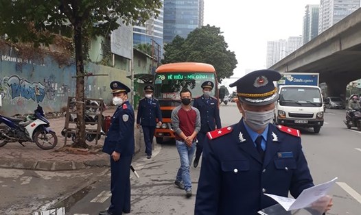Thanh tra Giao thông Hà Nội xử lý "xe dù, bến cóc" tại đường Phạm Hùng. ảnh ĐT