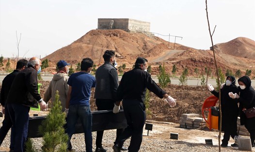 Mọi người khiêng quan tài của một người tử vong vì COVID-19 tại nghĩa trang Beheshte Masoumeh ở Qom, Iran. Ảnh: Anadolu/Getty Images.