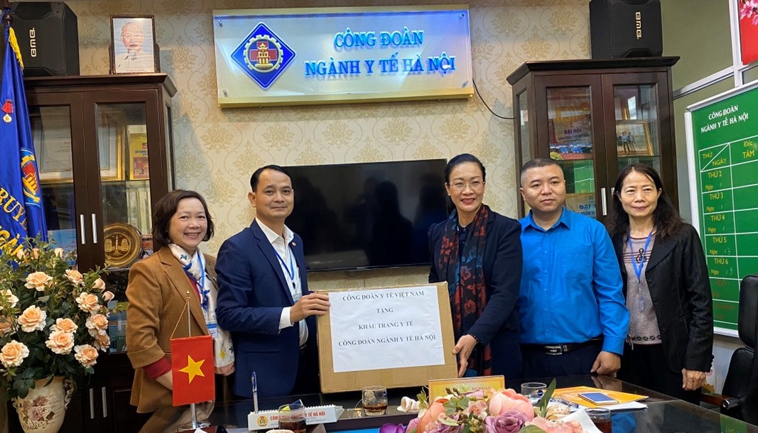 PGS.TS Phạm Thanh Bình, Ủy viên Ban Chấp hành Tổng Liên đoàn Lao động Việt Nam, Chủ tịch Công đoàn Y tế Việt Nam (thứ 3 từ phải sang) trao tặng khẩu trang y tế tới Công đoàn ngành Y tế Hà Nội.