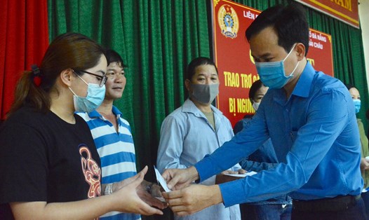 Đồng chí Nguyễn Duy Minh, UV BCH Tổng LĐLĐ Việt Nam, TUV, Chủ tịch LĐLĐ thành phố trao quà cho đoàn viên, NLĐ bị mất việc làm do ảnh hưởng dịch COVID-19.