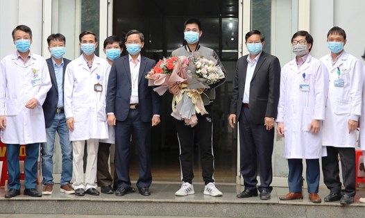 Lãnh đạo Bệnh viện Đa khoa tỉnh Ninh Bình tặng hoa chúc mừng bệnh nhân N.V.T. Ảnh: NT