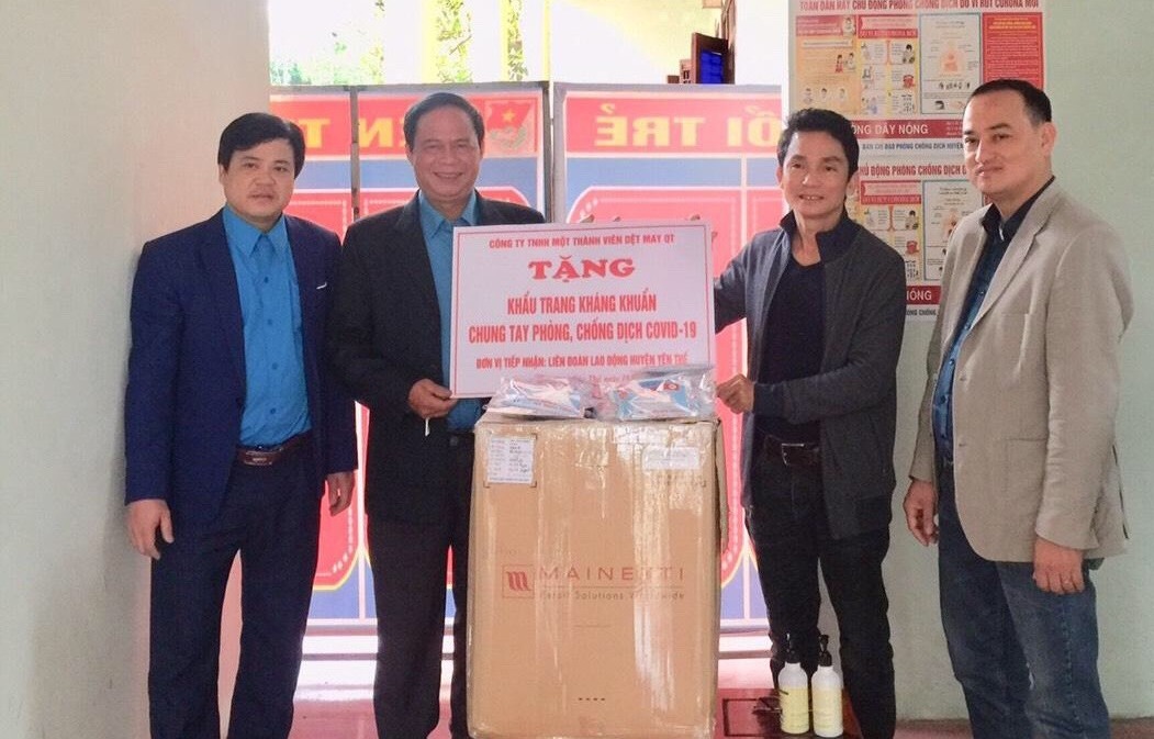 Liên đoàn Lao động huyện Yên Thế (tỉnh Bắc Giang) tiếp nhận khẩu trang vải kháng khuẩn để phòng chống dịch COVID-19.