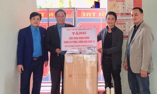 Liên đoàn Lao động huyện Yên Thế (tỉnh Bắc Giang) tiếp nhận khẩu trang vải kháng khuẩn để phòng chống dịch COVID-19.