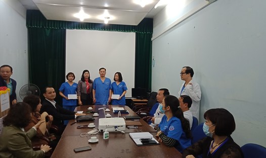 Đồng chí Đặng Thị Phương Hoa trao tặng hỗ trợ cho các bác sĩ, nhân viên Trung tâm cấp cứu 115 Hà Nội
