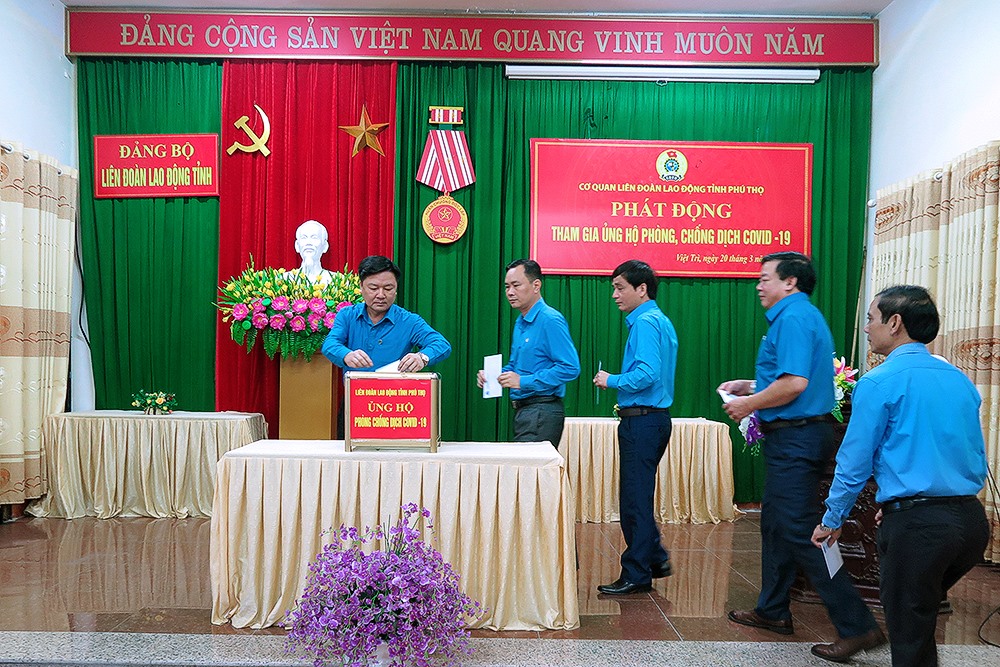 Lãnh đạo Liên đoàn Lao động tỉnh Phú Thọ ủng hộ phòng chống dịch COVID-19.