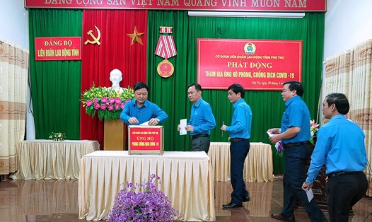 Lãnh đạo Liên đoàn Lao động tỉnh Phú Thọ ủng hộ phòng chống dịch COVID-19.