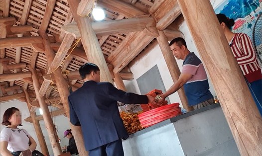 Nhiều du khách phải trả cho cò mồi hàng trăm ngàn đồng để làm lễ tại Đình Thuỵ Khuê (nằm trước cổng khu di tích chùa Thầy).