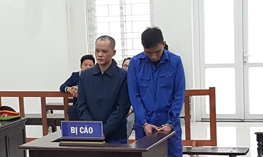 Hai bị cáo Lâm (trái) và Tân tại phiên tòa sơ thẩm.