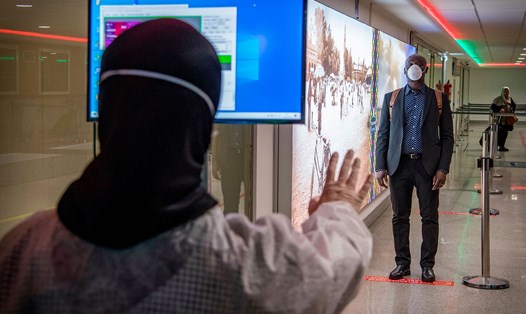 Morocco đình chỉ các chuyến bay quốc tế. Trong ảnh: Nhân viên y tế tiến hành kiểm tra thân nhiệt hành khách đến từ Italia tại sân bay quốc tế Casablanca Mohammed V. Ảnh: CNN/ AFP/ Getty Images