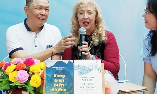 Nhà văn, dịch giả Trương Văn Dân và Elena Pucillo Truong trong một buổi ra mắt sách ở Việt Nam Ảnh: PV