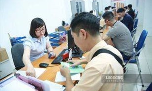 Người lao động tìm hiểu thông tin về bảo hiểm thất nghiệp tại Trung tâm Dịch vụ việc làm Hà Nội. Ảnh: Hải Nguyễn