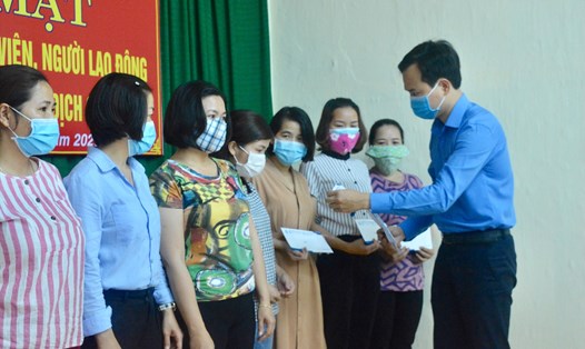 Ông Nguyễn Duy Minh - Chủ tịch LĐLĐ Thành phố Đà Nẵng - trao quà hỗ trợ người lao động bị mất việc do dịch COVID-19. Ảnh: H.V.M