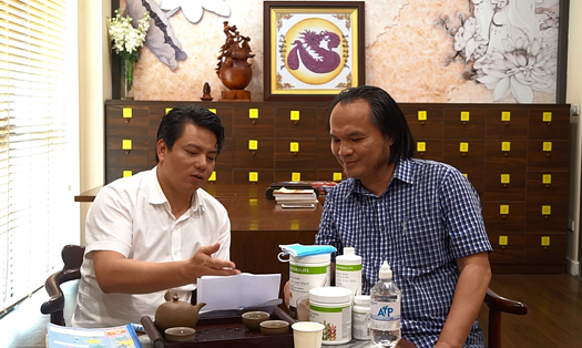 TS. BS Nguyễn Mạnh Thắng (trái) và thầy giáo Trần Phương (phải). Ảnh: Tạ Quang.