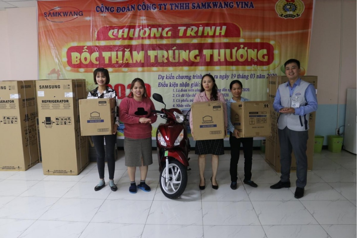 Đại diện lãnh đạo Công đoàn Công ty trao thưởng cho công nhân.
