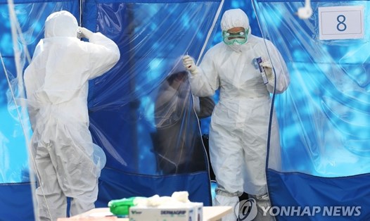 Các nhân viên y tế tại một phòng xét nghiệm Bệnh viện Bundang Jesaeng ở Seongnam, phía nam Seoul, ngày 20.3. Ảnh: Yonhap