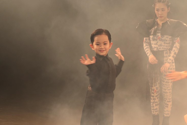 Con trai Khánh Thi bất ngờ tham gia MV "Bánh mì không" của Đạt G