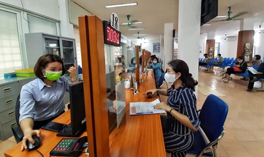 Người lao động đến làm thủ tục đề nghị hưởng trợ cấp thất nghiệp ở Trung tâm Dịch vụ việc làm Hà Nội. Ảnh: PV
