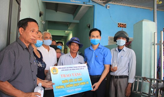 Đ/c Nguyễn Duy Minh, Ủy viên BCH Tổng LĐLĐ Việt Nam, TUV, Chủ tịch LĐLĐ thành phố trao quà cho đại diện NLĐ ở các Tổ công nhân tự quản khu nhà trọ