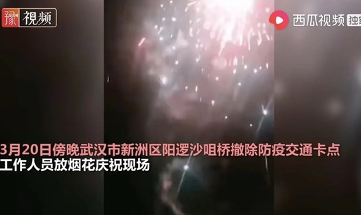 Chính quyền ở Vũ Hán nổ pháo hoa ăn mừng dỡ bỏ các chốt kiểm dịch COVID-19. Ảnh: Ixigua.