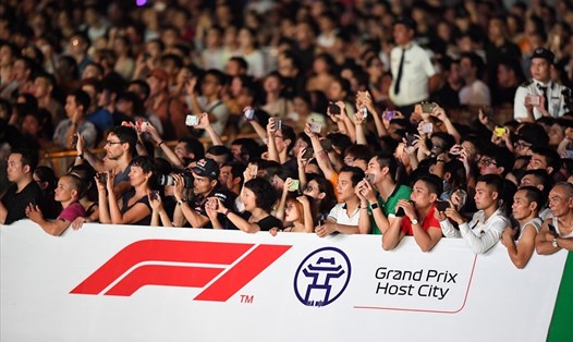 Hàng nghìn khán giả có mặt tại khu vực SVĐ Mỹ Đình đã vô cùng phấn khích trước màn biểu diễn của những chiếc xe F1 hồi tháng 4.2019. Ảnh: NL