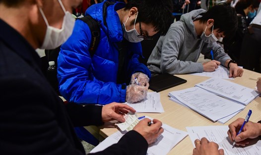 Từ ngày 18.3 hàng trăm hành khách phải làm thủ tục nhập cảnh tại sân bay Nội Bài đã khai báo y tế và lấy mẫu xét nghiệm. Ảnh: Minh Hà