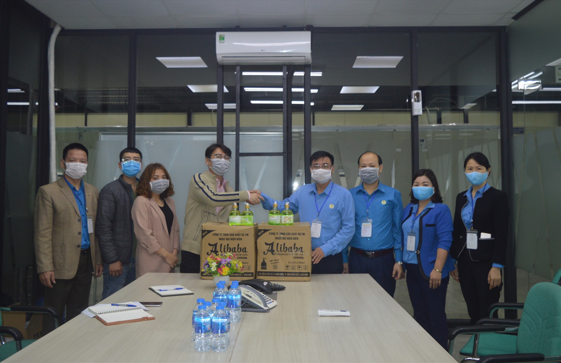 Chủ tịch LĐLĐ tỉnh Yên Bái Nguyễn Chương Phát trao hỗ trợ nước rửa tay sát khuẩn tay cho người lao động Cty TNHH Unico Global Yên Bái. Ảnh: V.Q