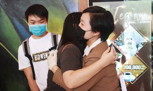 Một du khách Hồng Kông ôm chào tạm biệt nhân viên khách sạn Vanda Đà Nẵng sau 14 ngày gắn bó, cùng nhau cách ly vì dịch COVID-19