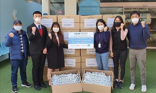 Hội sinh viên Việt Nam tại Hàn Quốc gửi nước rửa tay cho du học sinh Việt Nam ở thành phố Daegu và tỉnh Bắc Gyeongsang. Ảnh: TTXVN