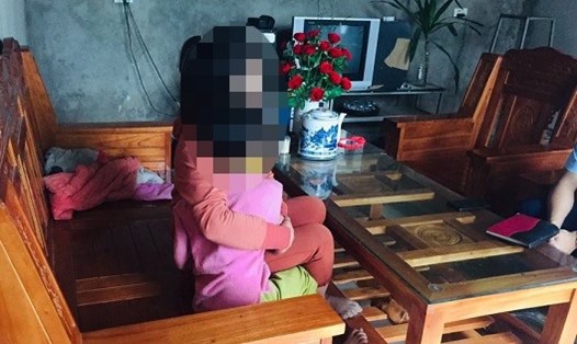Chị N. kể lại việc con gái 9 tuổi nghi bị dâm ô.