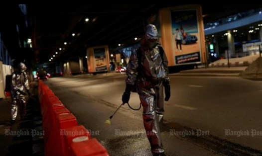 Các binh sĩ của Quân đội Hoàng gia Thái Lan vệ sinh trong thành phố vào ngày 21.3 do dịch bệnh COVID-19 ở Bangkok. Ảnh: Bangkok Post