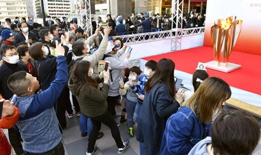 Người dân Nhật Bản xem ngọn đuốc Olympic Tokyo 2020 ở thành phố Sendai, tỉnh Miyagi, ngày 21.3.2020. Ảnh: AP