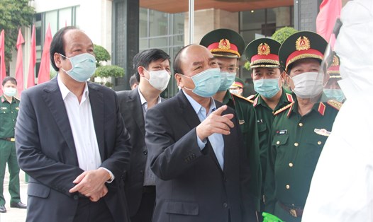 Thủ tướng Chính phủ Nguyễn Xuân Phúc làm việc tại Cục Quân y, Bộ Quốc phòng về công tác phòng, chống dịch COVID-19. Ảnh Trần Vương