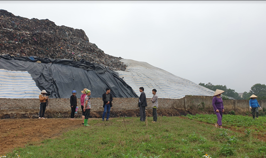 Núi rác của nhà máy chế biến rác thải đô thị Việt Trì đang đe dọa cuộc sống của người dân sống quanh khu vực.
