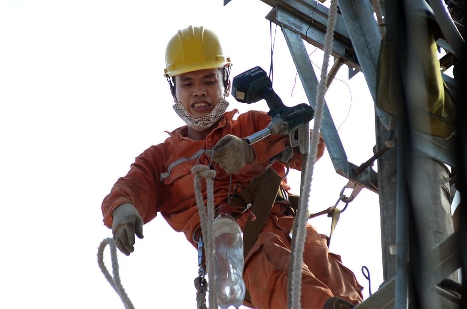 Người lao động ngành điện sẽ đẩy mạnh thi đua lao động sản xuất trong Tháng Công nhân 2020. Ảnh minh hoạ: Hoa Việt Cường