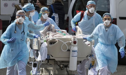 Đưa bệnh nhân COVID-19 đến bệnh viện Emile Muller ở Mulhouse, phía đông Pháp, ngày 22.3.2020. Ảnh: AFP