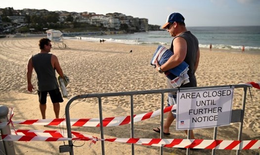Hàng ngàn người dân Australia vẫn ra biển bất chấp đại dịch COVID-19 đang tấn công quốc gia này. Ảnh: EPA-EPE
