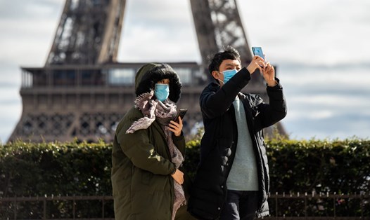 Người dân đeo khẩu trang phòng ngừa lây nhiễm COVID-19 ở Paris, Pháp. Ảnh: Getty Images