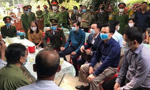 Lãnh đạo, cán bộ UBND tỉnh và Công an tỉnh Nghệ An tới thăm hỏi, động viên gia đình thượng úy Nghĩa - Ảnh: VIỆT QUANG