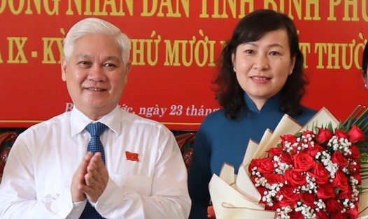 Lãnh đạo Tỉnh ủy Bình Phước tặng hoa chúc mừng bà Huỳnh Thị Hằng. Ảnh: AX