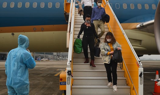 Có thêm 500 người Việt Nam từ Châu Âu về nước nhập cảnh qua sân bay Vân Đồn sáng 23.3.2020. Ảnh: N.H