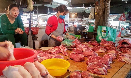 Thịt lợn bán tại chợ truyền thống rẻ hơn giá bán tại các siêu thị. Ảnh: Kh.V
