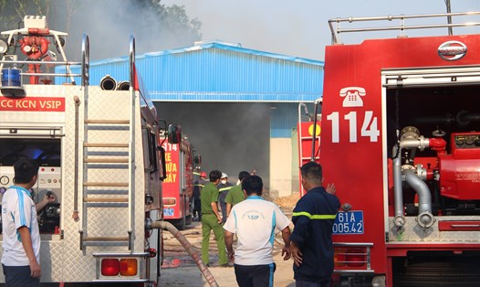 Hai vụ cháy xảy ra trong buổi chiều ở thị xã Tân Uyên, Bình Dương. Ảnh: Đình Trọng