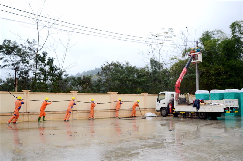 Công nhân Công ty Điện lực Lào Cai triển khai cấp điện tại Trường Quân sự tỉnh. Ảnh: Nguyễn Hưng.