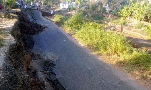 Một đoạn đường về Đá Bạc, huyện Trần Văn Thời, tỉnh Cà Mau bị sụp lún nghiêm trọng sáng 22.3. Ảnh: Nhật Hồ